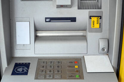 Bankomat za podizanje novca Bankomat na ulici, krupni plan. Podizanje novca.