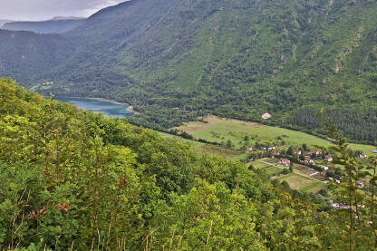 Pogled na Boračko jezero, sa vidikovca, jednog ljetnog kišnog dana.