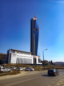 Avaz Twist Tower Redakcija Avaza u Sarajevu u Velišićima,cesta gdje prolaze automobili .