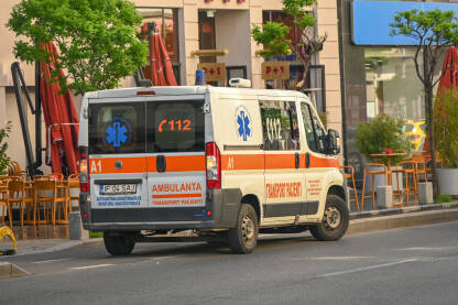 Vozilo hitne pomoći na ulici u Bukureštu, Rumunija.