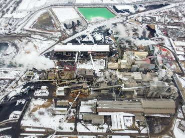 Fabrika i dimnjaci Fabrika i dimnjaci, snimak dronom. Zagađenje zraka.
