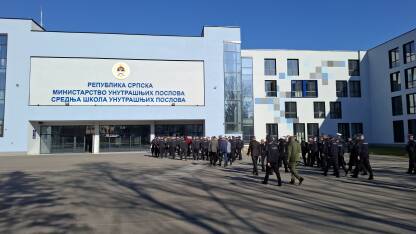 Policijski službenici ulaze u zgradu Srednje škole unutrašnjih poslova MUP-a RS u Zalužanima kod Banje Luke