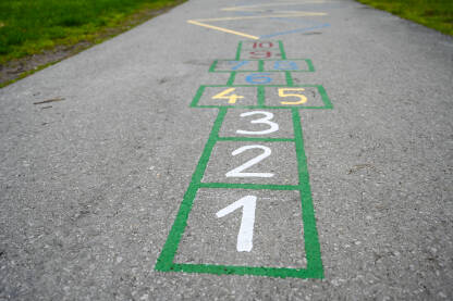 Dječja igra školica iscrtana na asfaltu.