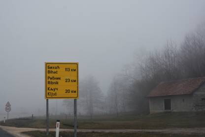 Znak pored puta.Saobracajni znak za udaljenost. Tabla sa natpisom Ključ,Ribnik,Bihać.