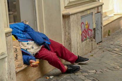 Čovjek spava na ulici. Muškarac spava u gradu na otvorenom. Beskućnici.
