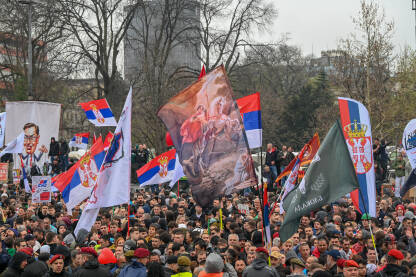Studenti i građani traže pravdu za poginule tokom pada nadstrešnice u Novom Sadu. Nacionalni i vjerski simboli na protestu.