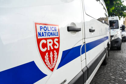 Pariz, Francuska: Logo Nacionalne policije na automobilu. Pariz, Francuska: Logo Nacionalne policije na automobilu.