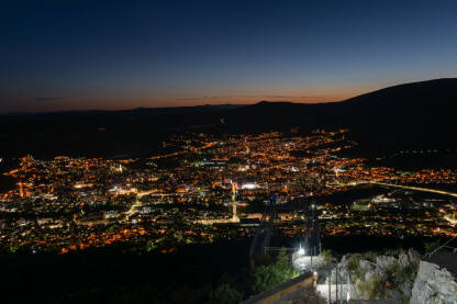 Mostar u sumrak, noćna panorama Pogled na vidikovca Fortica na grad Mostar u sumrak