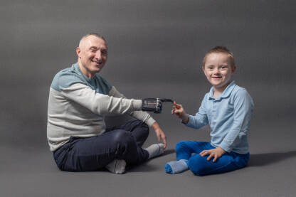 Muškarac sa protetičkom rukom i dječak sa Daunovim sindromom. 

Fotografija besplatna za ilustrovanje medijskih sadržaja o OSI, svako drugo korištenje je zabranjeno. 

Autor: Amel Uzunović