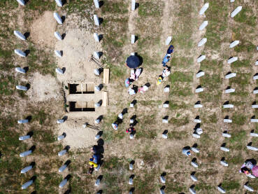 Snimak dronom u Memorijalnom centru Potočari, Srebrenica. Snimak dronom u Memorijalnom centru Potočari, Srebrenica. Mezarje. Sahrana žrtava.