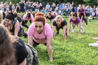Grupni trening Grupa ljudi trenira na otvorenom. Fitnesom do zdravlja.