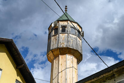 Stari drveni minaret i džamija. Stari drveni minaret i džamija.
