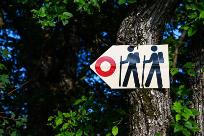 Znakovi za planinarenje u planinama. Markirana planinarska staza. Znakovi za planinarenje u planinama. Markirana planinarska staza u prirodi. Simbol koji označava smjer.