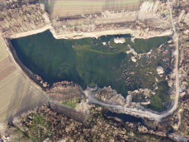 Jezero, Šamac Vještačko jezero nastalo iskopavanjem šljunka uz obalu rijeke Bosne, kod Šamca. Januar 2022.