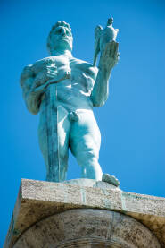 Spomenik Pobedniku u Beogradu Statua beogradskog Pobednika postavljena je 1928. godine na platou tvrđave Kalemegdan, u Beogradu. Oslikava lik ratnika sa pticom sokolom na dlanu lijeve ruke, dok u desnoj drži spušten mač.