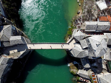 Stari most i rijeka Neretva Stari most i rijeka Neretva u Mostaru, Bosna i Hercegovina. Panoramski snimak dronom, grad Mostar u proljeće.