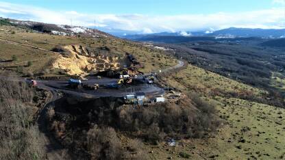 Utovarna stanica uglja sa površinskog kopa rudnika Medna Utovarna stanica uglja sa površinskog kopa rudnika Medna koja se nalazi na prometnici.