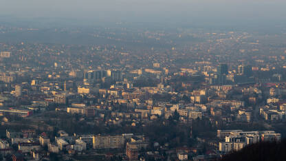 Banja Luka u izmaglici Urbani pejzaž grada Banja Luke u izmaglici u sumrak