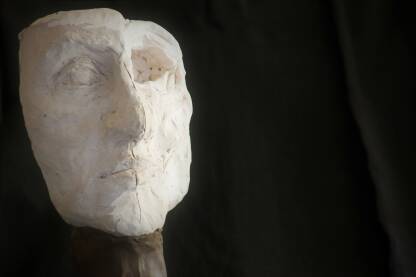 skulptura, portret Skulptura, glineni portret na crnoj podlozi. Horizontalni položaj.