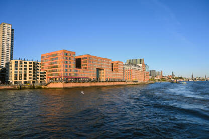 Hamburg, Njemačka: Panoramski pogled na grad. Hamburg, Njemačka: Panoramski pogled na grad pri zalasku sunca. Zgrade u centru grada, pogled sa broda. Elbe river.
