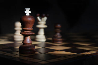 Nasilje u porodici. Rodno zasnovano nasilje. Figure u šahu. 

Fotografija besplatna za ilustrovanje medijskih sadržaja o nasilju, svako drugo korištenje je zabranjeno.

Autorka: Svjetlana Panić