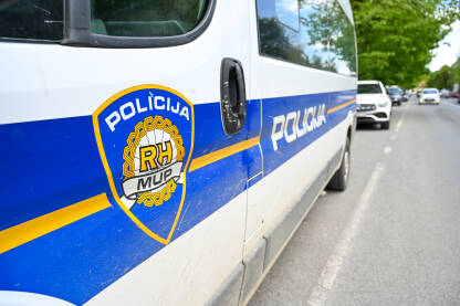 Policija Hrvatska. Auto policijskih snaga u Hrvatskoj. Policija Hrvatska. Auto policijskih snaga u Hrvatskoj. Grb i naziv hrvatske policije. Policijski kombi na ulici.
