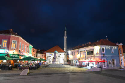 Tuzla, Bosna i Hercegovina: Centralni trg u Tuzli noću. Zgrade i džamija u centru grada.