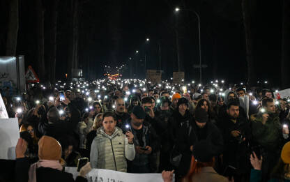 Banja Luka, BiH: Grupa studenata na protestima. Ljudi sa svjetlima na mobitelima. Banja Luka, BiH, 08.02.2025.: Grupa studenata na protestima. Ljudi sa svjetlima na mobitelima. Skup solidarnosti sa žrtvama iz Novog Sada i Donje Jablanice. Studentski protesti.