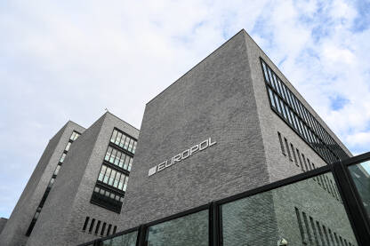 Sjedište Europola. Znak EUROPOL Hag, Nizozemska: Sjedište Europola. Znak EUROPOL na zidu. Fasada zgrade europola u Den Haagu, Holandija. Agencija Evropske unije za saradnju u provođenju zakona
