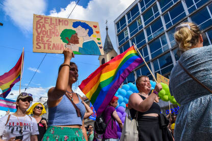 Povorka ponosa 2022 Povorka ponosa 2022, Sarajevo, Bosna i Hercegovina. Protest za jednaka prava LGBTIQ zajednice. Dugine zastave i transparenti, sa crkvom u pozadini.