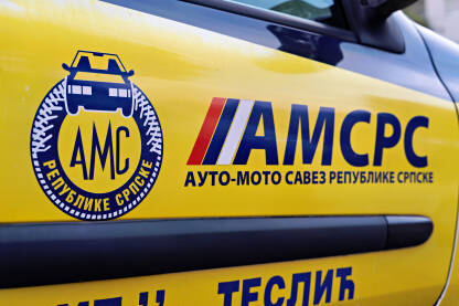 Auto Moto Savez Republike Srpske Grb i natpis na vozilu. Auto Moto Savez Republike Srpske.