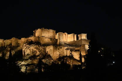Akropol u Atini, Grčka. Zgrada Partenona noću. Svjetska UNESCO baština.