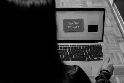 Žena pretražuje oglase za posao. Ekonomsko nasilje je oblik rodno zasnovanog nasilja.

Fotografija besplatna za ilustrovanje medijskih sadržaja o nasilju, svako drugo korištenje je zabranjeno.

Autorka: Amira Skopljak