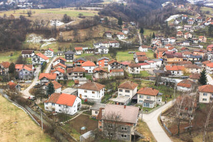 Turbe, Bosna i Hercegovina Turbe, Bosna i Hercegovina. Pogled sa munare na kuće i ulice.