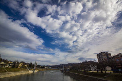 Zavidovići Zavidovići, Bosna i Hercegovina. Pogled na rekonstruisani most "Duga" (originalni je srušen u poplavama 2014. godine) i rijeku Bosnu.