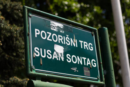 Pozorišni trg Susan Sontag Tabla sa oznakom Pozorišni trg Susan Sontag u Sarajevu
