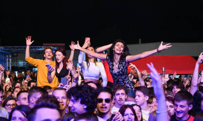 Publika na muzičkom festivalu Djevojke na koncertu. Publika ispred bine na festivalu.