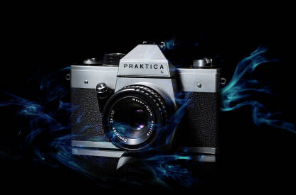 Analogni fotoaparat Praktica L Praktica L
Prva generacija: L-serije (period proizvodnje 1969-1975, Njemačka)
Inače L serija se proizvodila u četiri generacije od 1969 do 1989 godine.