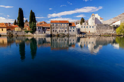 Trebinje - Stari grad Pogleda na trebinjski Stari Grad preko rijeke Trebišnjice.