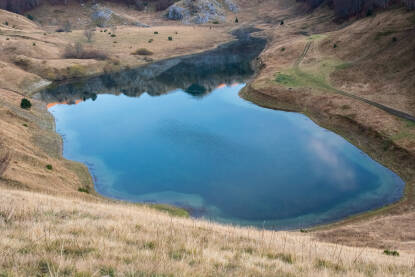 Orlovačko Jezero u Zelengori Smješteno je na nadmorskoj visini od 1438 m. Udaljeno je od Jugovog jezera oko 1 km. Dužina jezera je oko 350 m, širina oko 100 m, a prosječna dubina oko 5 m