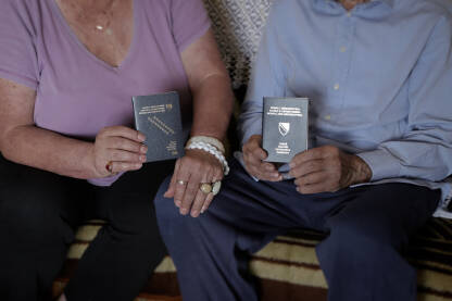 Proces dobijanja dokumenata za Rome. Romi pokazuju lične dokumente. 

Fotografija besplatna za ilustrovanje medijskih sadržaja o Romima, svako drugo korištenje je zabranjeno.

Autorka: Svjetlana Panić