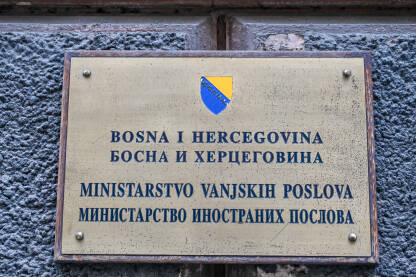 Ministarstvo vanjskih / inostranih poslova BiH Tabla sa natpisom: Ministarstvo vanjskih / inostranih poslova Bosne i Hercegovine.