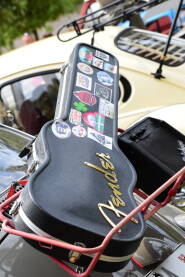 Oldtimer buba sa Fender gitarom zakačenom nazad. Stare naljepnice na kutiji od gitare.