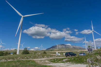 Vjetroelektrane na Podveležu, Mostar Vjetroelektrana, Podveležje Mostar, sa plavim nebom u pozadini. Vjetroturbine u prirodi. Proizvodnja električne energije. Obnovljiva energija. Vjetroturbina.