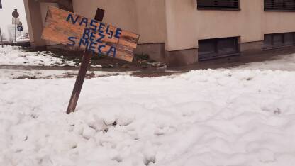 Naselje bez smeća Nakrivljeni znak "naselje bez smeća"