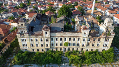 Kasarna Jajce u Sarajevu Kasarna Jajce u Sarajevu. Razrušena zgrada u gradu. Kasarna je izgrađena za potrebe austro-ugarske vojske. Proglašena je nacionalnim spomenikom BiH.