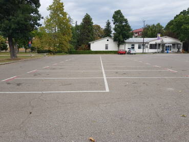 Parking mjesta u crvenoj zoni Označena mjesta za parkiranje vozila u crvenoj zoni naplate; Trg pravde u Brčkom; naplata parkiranja;