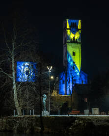 Bihać Djevojka sa Une i Kapetanova Kula u bojama BIH zastave.