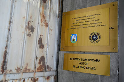 Spomen dom Ovčara, Vukovar Nekadašnji logor za hrvatske branitelje i civile, u mjestu Ovčara pored Vukovara, Hrvatska. Poljoprivredno skladište pretvoreno je 1991. godine u logor za 260 ranjenika, dovedenih iz bolnice.