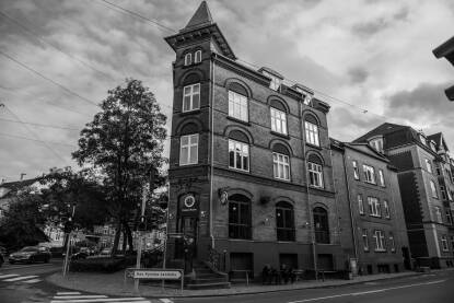 Starfa zgrada na raskršću Odense, Danska Stara zgrada na raskršću u Odense, Danska u crno bijeloj fotografiji